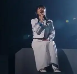 他说趁年轻 再去闯一闯  说不定归来时 会有一番景象  我只求他平安是什么歌？