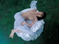 我躺在水上歌词 - 蔡文静